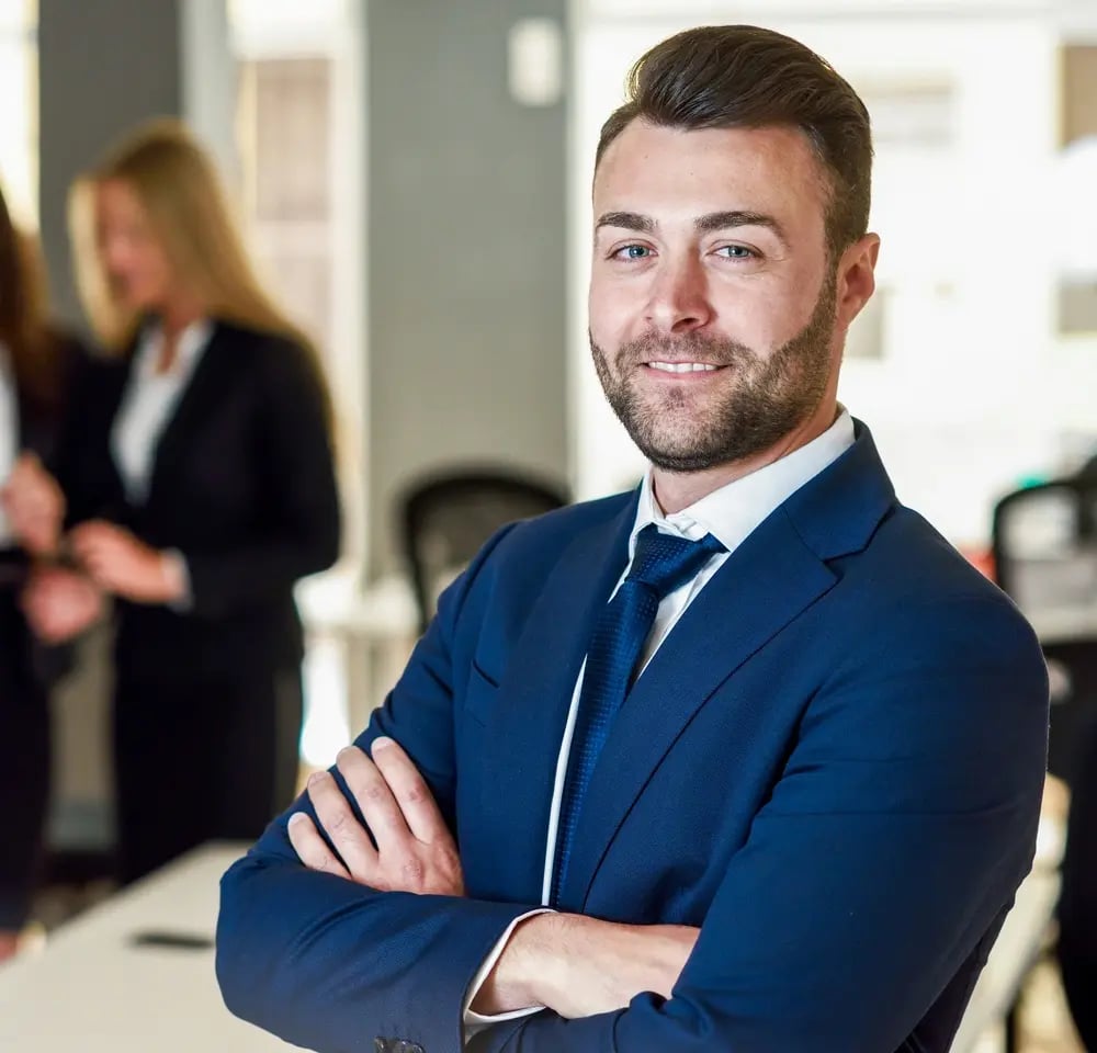 businessman-leader-in-modern-off (4)
